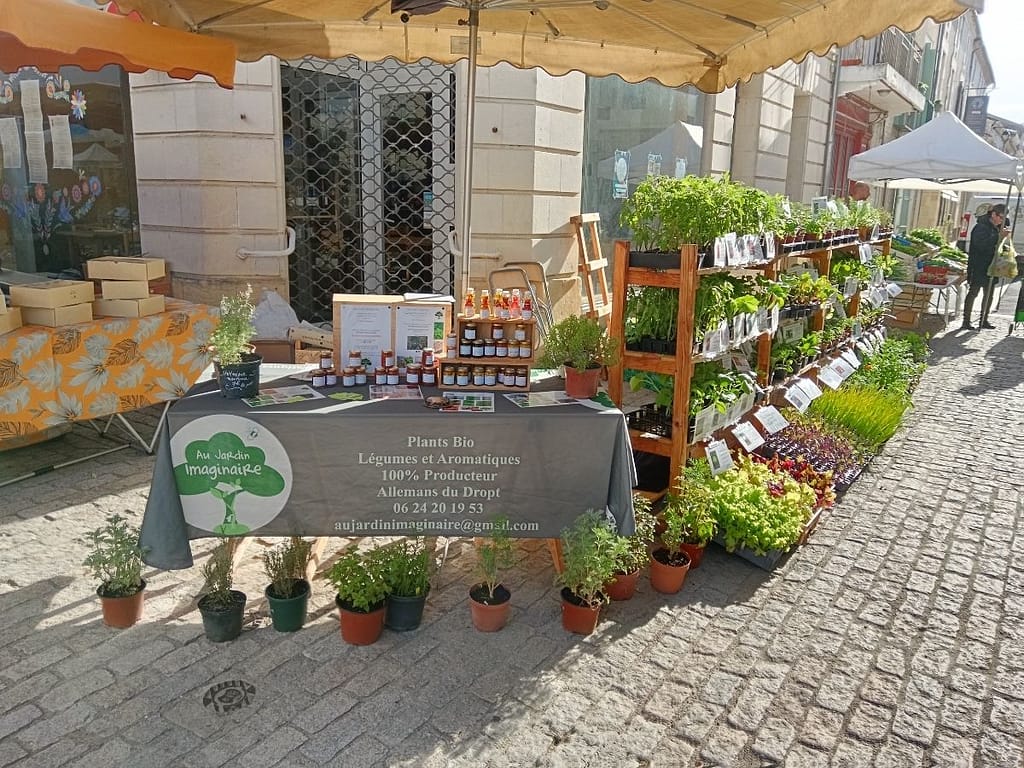 Stand Au Jardin Imaginaire dans la rue du Loup sur le marché d’Eymet