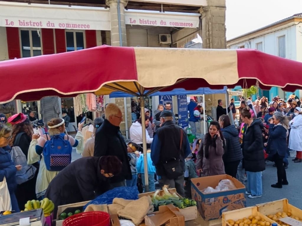 Ambiance marché Miramont-de-Guyenne lundi matin visiteurs stands producteurs 2026