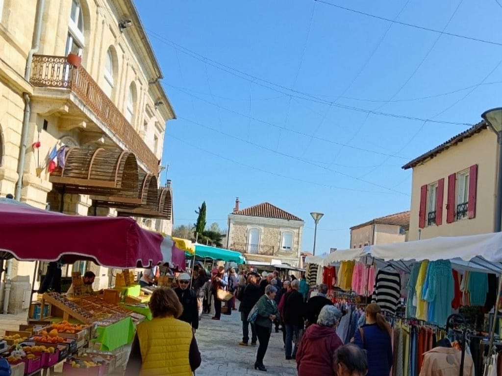 Marché Miramont-de-Guyenne centre-ville bastide stands et visiteurs 2026
