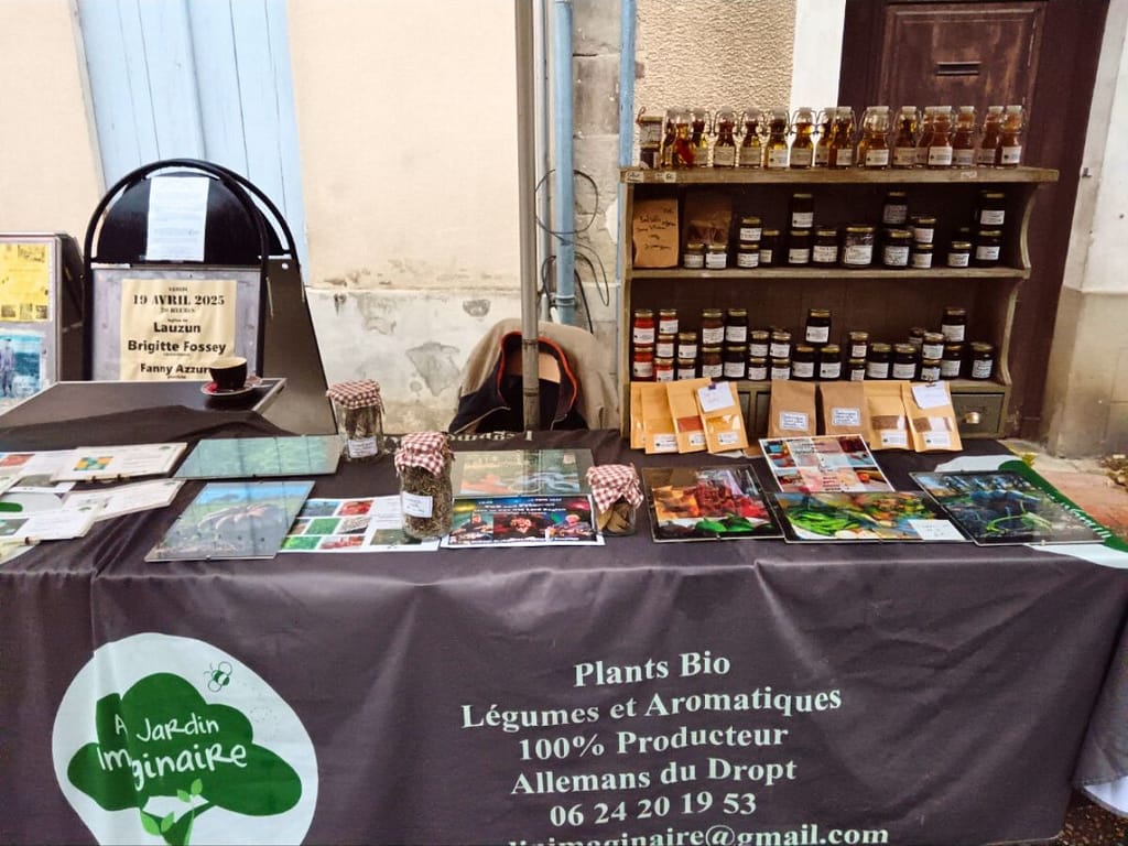 Stand de produits artisanaux au marché de Lauzun avec producteurs locaux